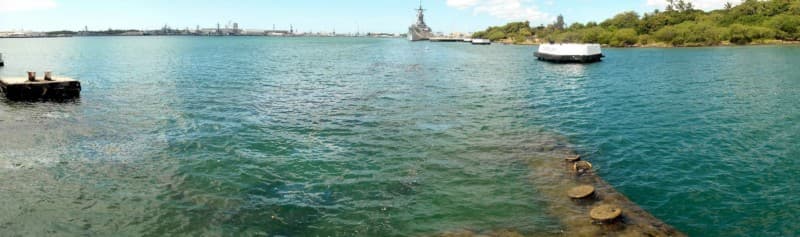 Panorama do USS Arizona Memorial, de frente para a proa do navio