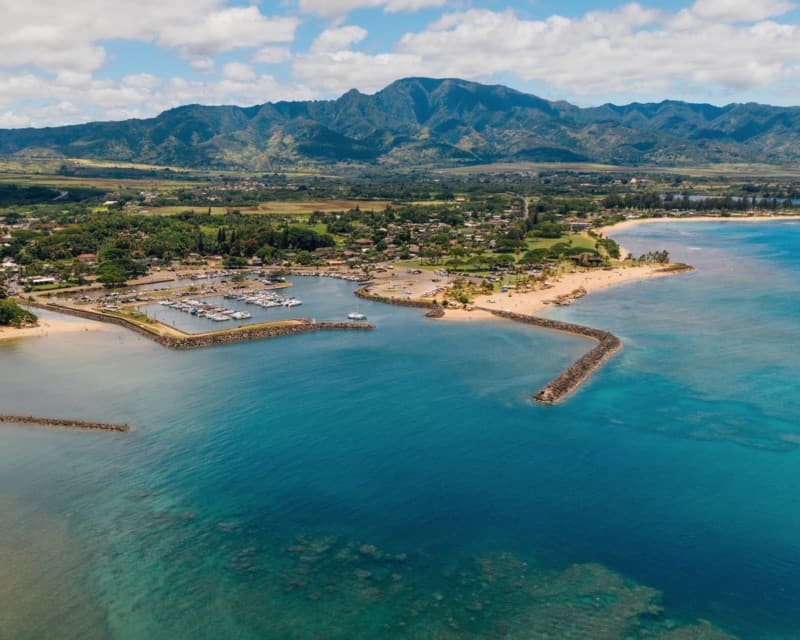 Aerial shot of Haleiwa Beach Park on O‘ahu (Hawai‘i)